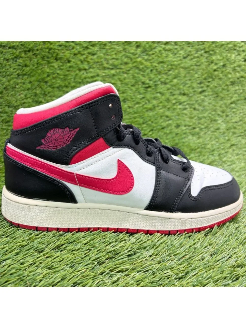 Nike Air Jordan 1 Mid Very Berry Boys Size 6.5Y Black Basketball Shoes Sneakers